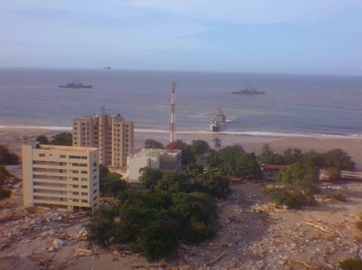 Photo 1 – Vue aérienne des frégates de la marine de guerre intervenant dans les opérations de secours, côte de l’état de Vargas, 20 décembre 1999