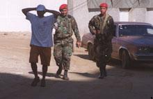 Photo 3 – Patrouille des parachutistes pratiquant une rafle à Vargas en janvier 2000.