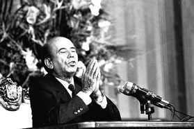 Photo 9 – Le Président Pérez priant à la télévision lors du coup d’Etat manqué du 4 février 1992