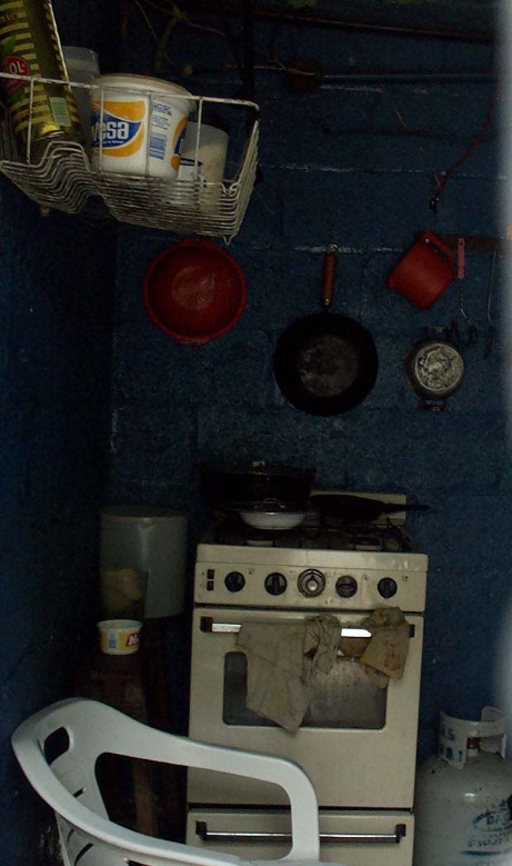 Photo 14 – Cuisine individuelle du refuge La Ciudadela Bolivariana de Catia, 2001. (Photo de l’auteur).