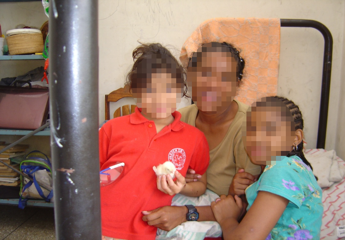 Photo 19 – Yajaïra avec ses filles. Refuge Bollet Peraza, Caricuao, juillet 2005. Photo prise par l’auteur.